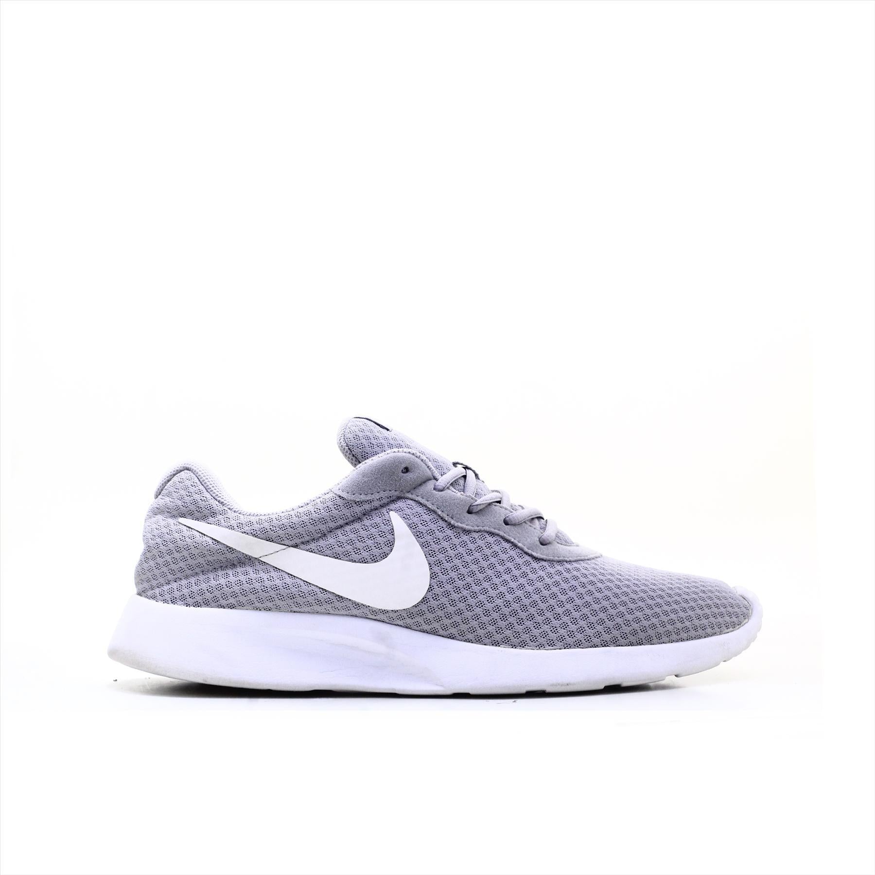 Nike tanjun sales 42.5