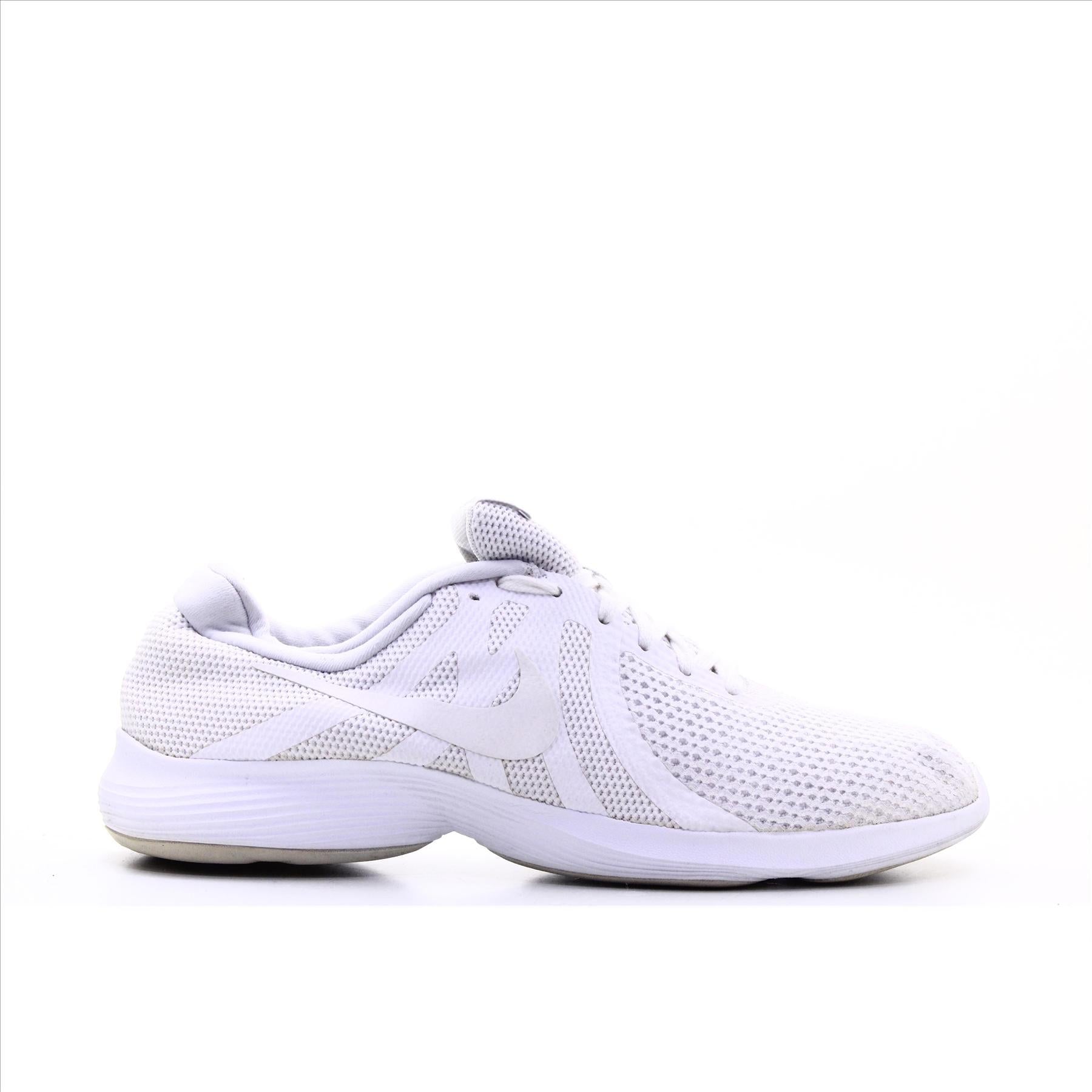Nike Revolution 4