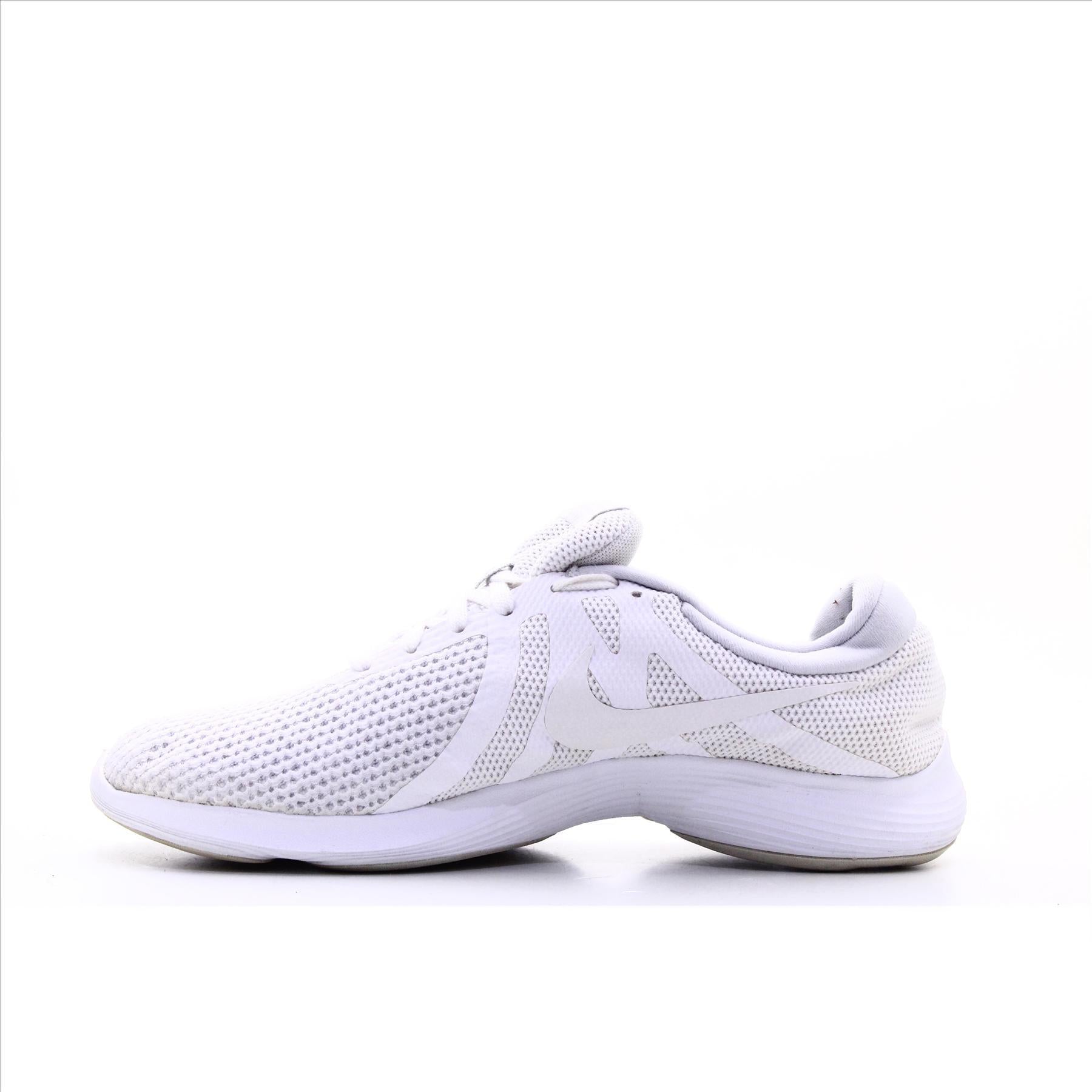 Nike Revolution 4