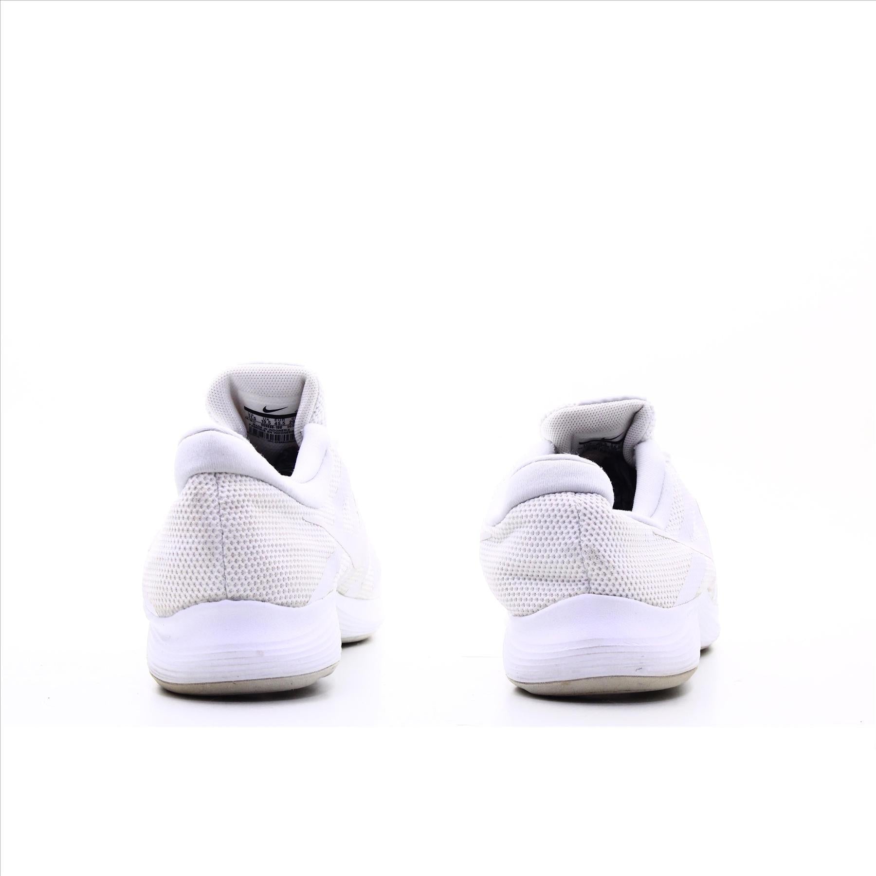 Nike Revolution 4