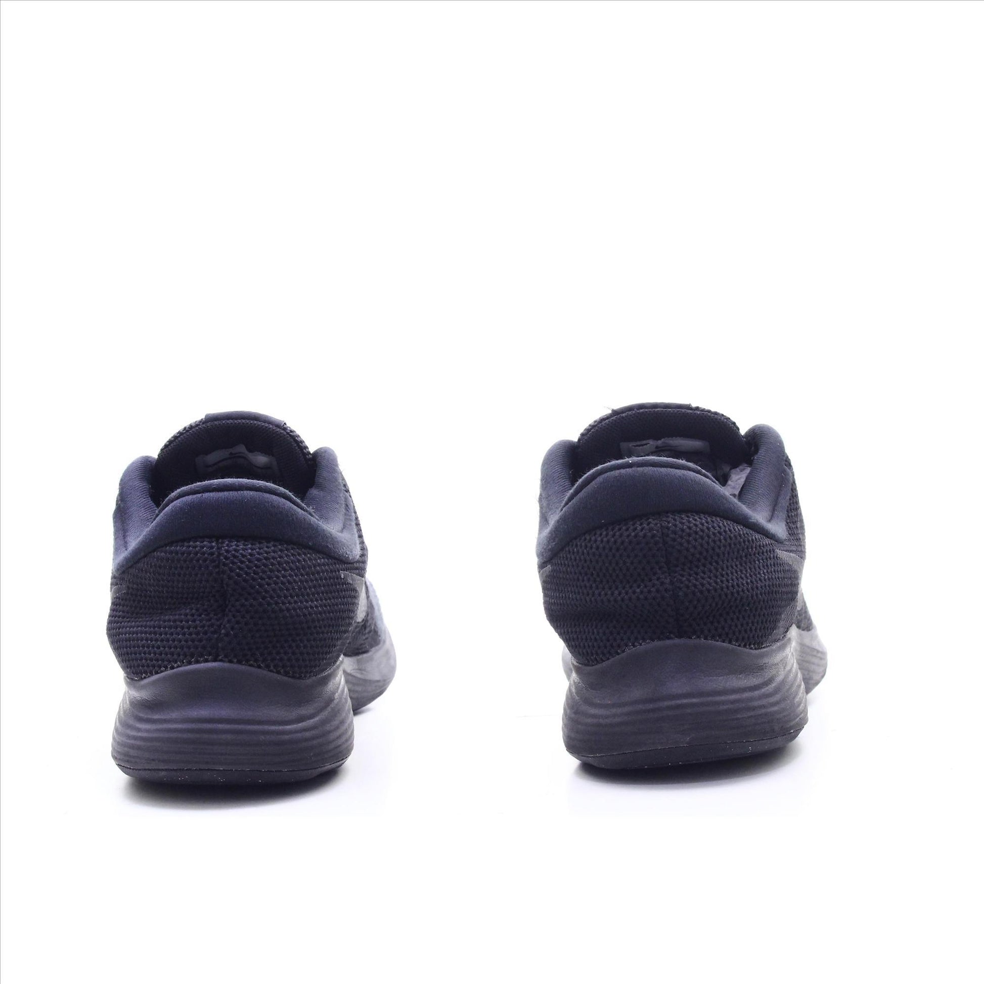 Nike Revolution 4