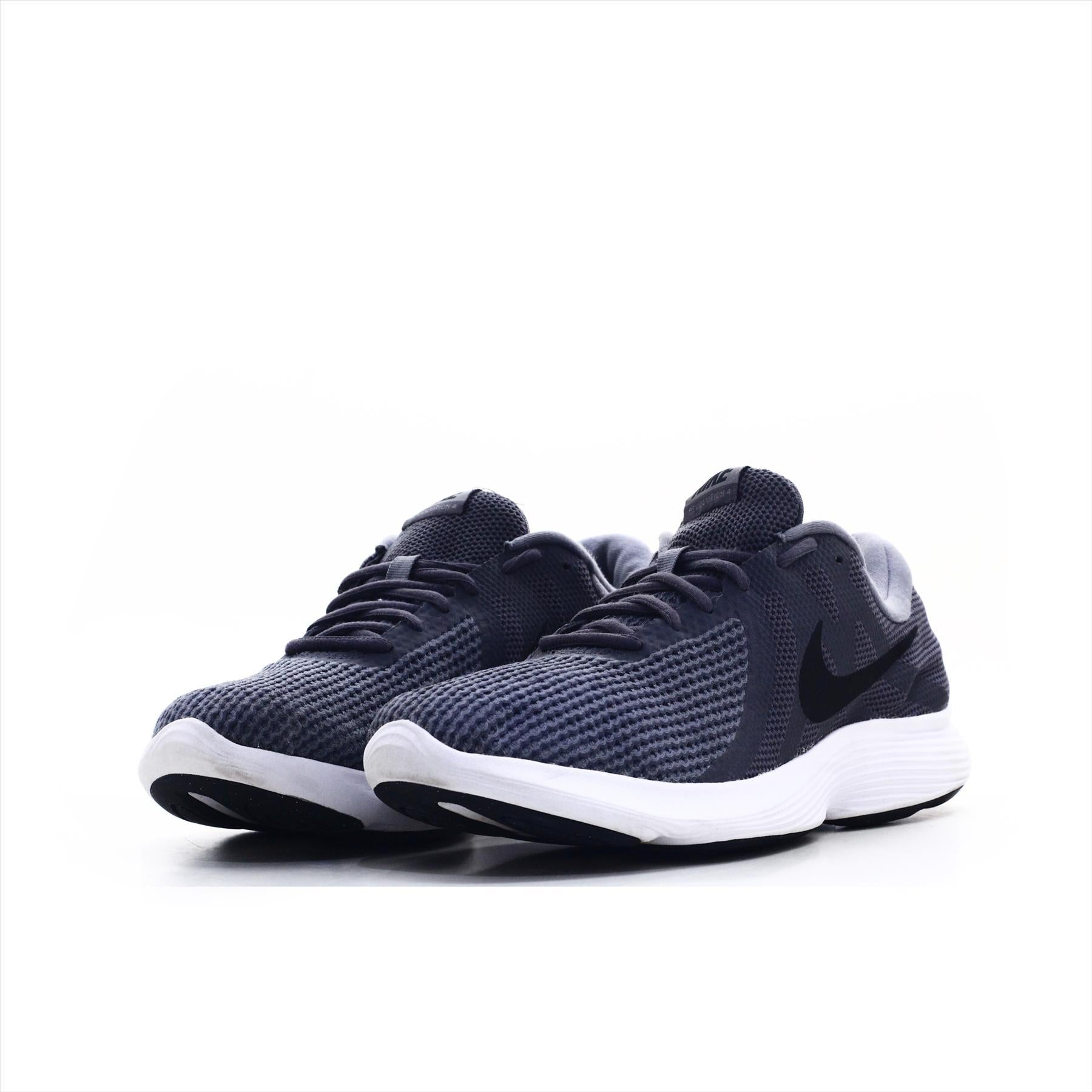 Nike Revolution 4