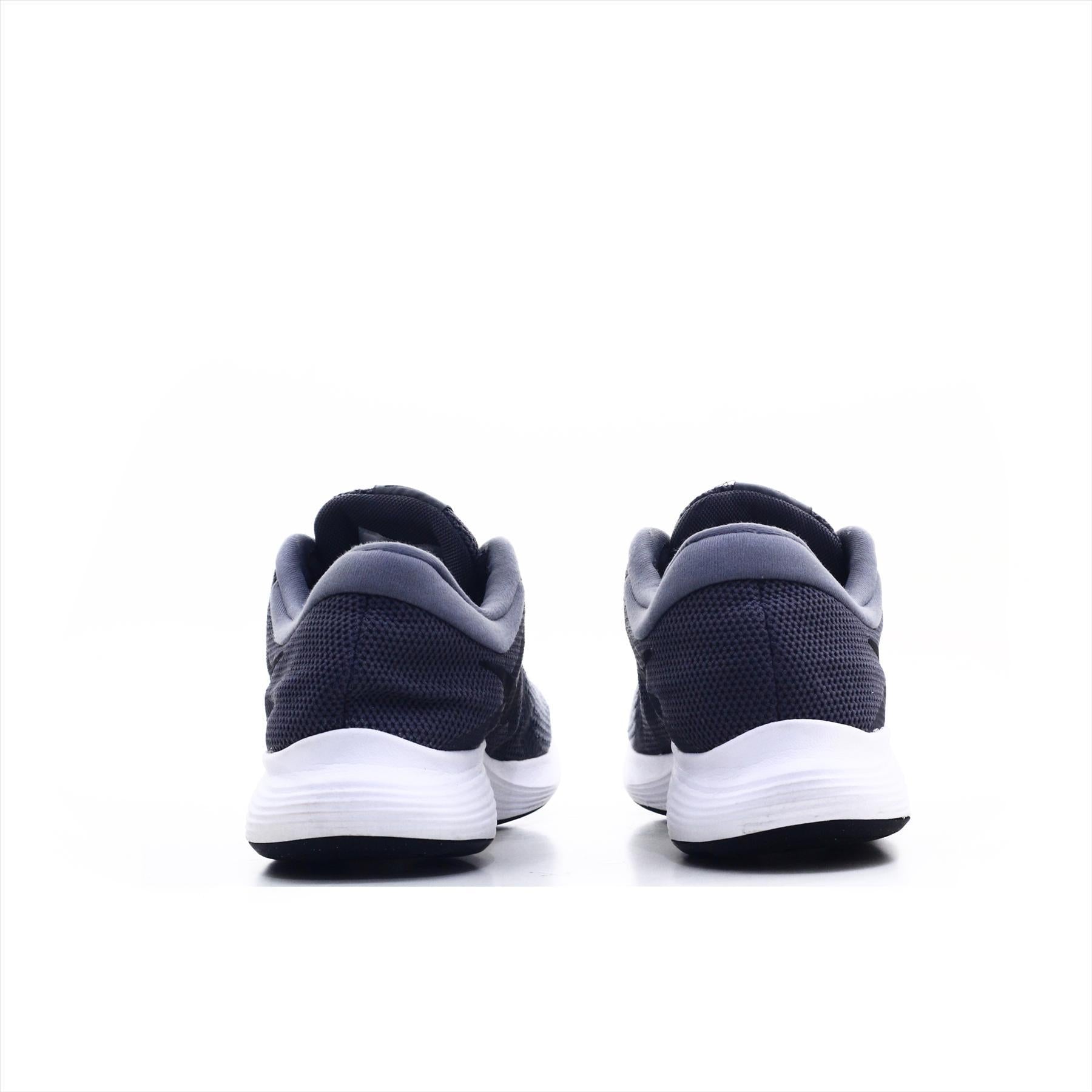 Nike Revolution 4