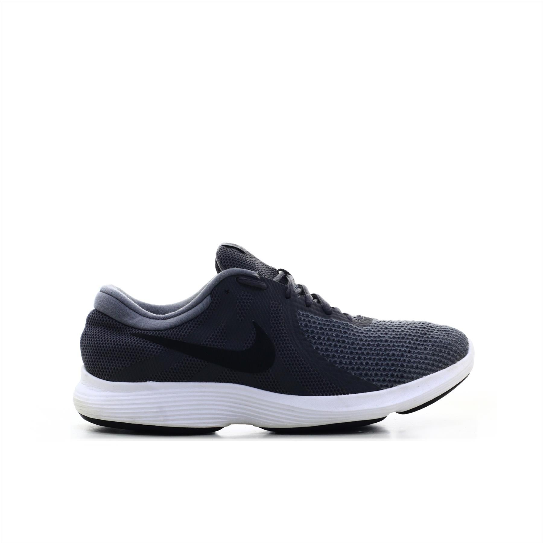 Nike Revolution 4 
