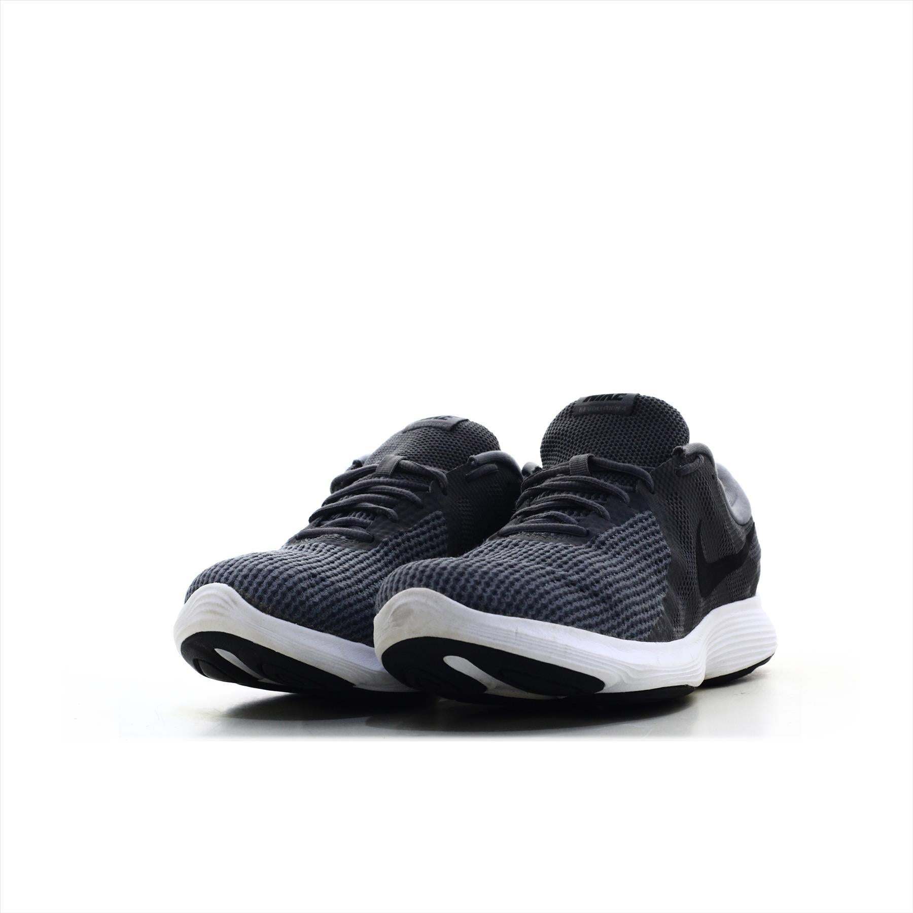Nike Revolution 4 