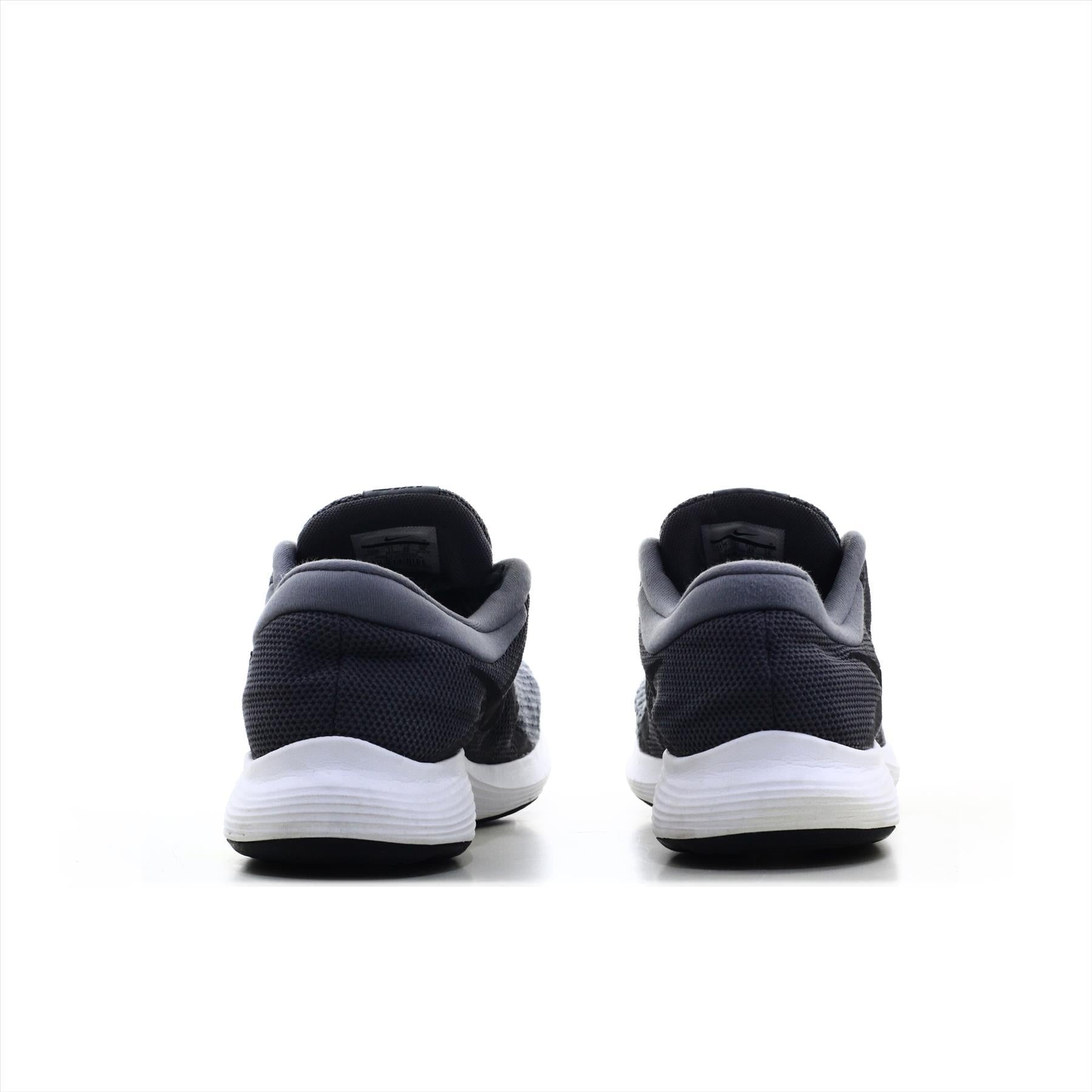 Nike Revolution 4 